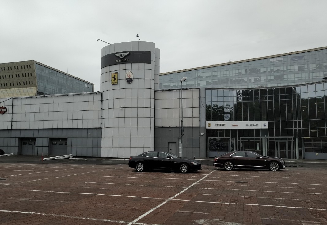 фасад дома, здание по адресу Московская обл, г Одинцово, деревня Раздоры, тер Рублево-Успенское шоссе, 1-й км, влд 2 стр 9